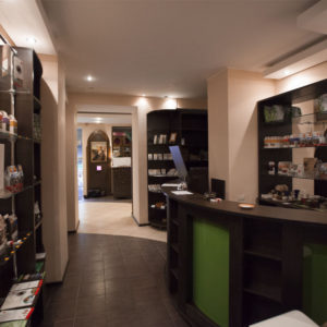 Интерьер магазина парфюмерии Ренн Ле Шато. Полностью реализованный дизайн-проект от студии Дизайн-сервис