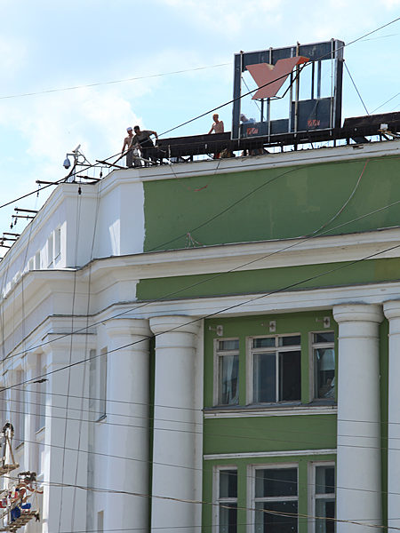 Демонтаж старой рекламной конструкции на крыше ЦУМ