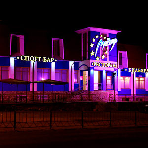 Рекламное оформление фасада ночного клуба Мир Звезд. Вывески, объемные буквы, подсветка фасада