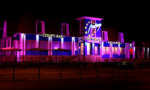 Рекламное оформление фасада ночного клуба Мир Звезд. Вывески, объемные буквы, подсветка фасада